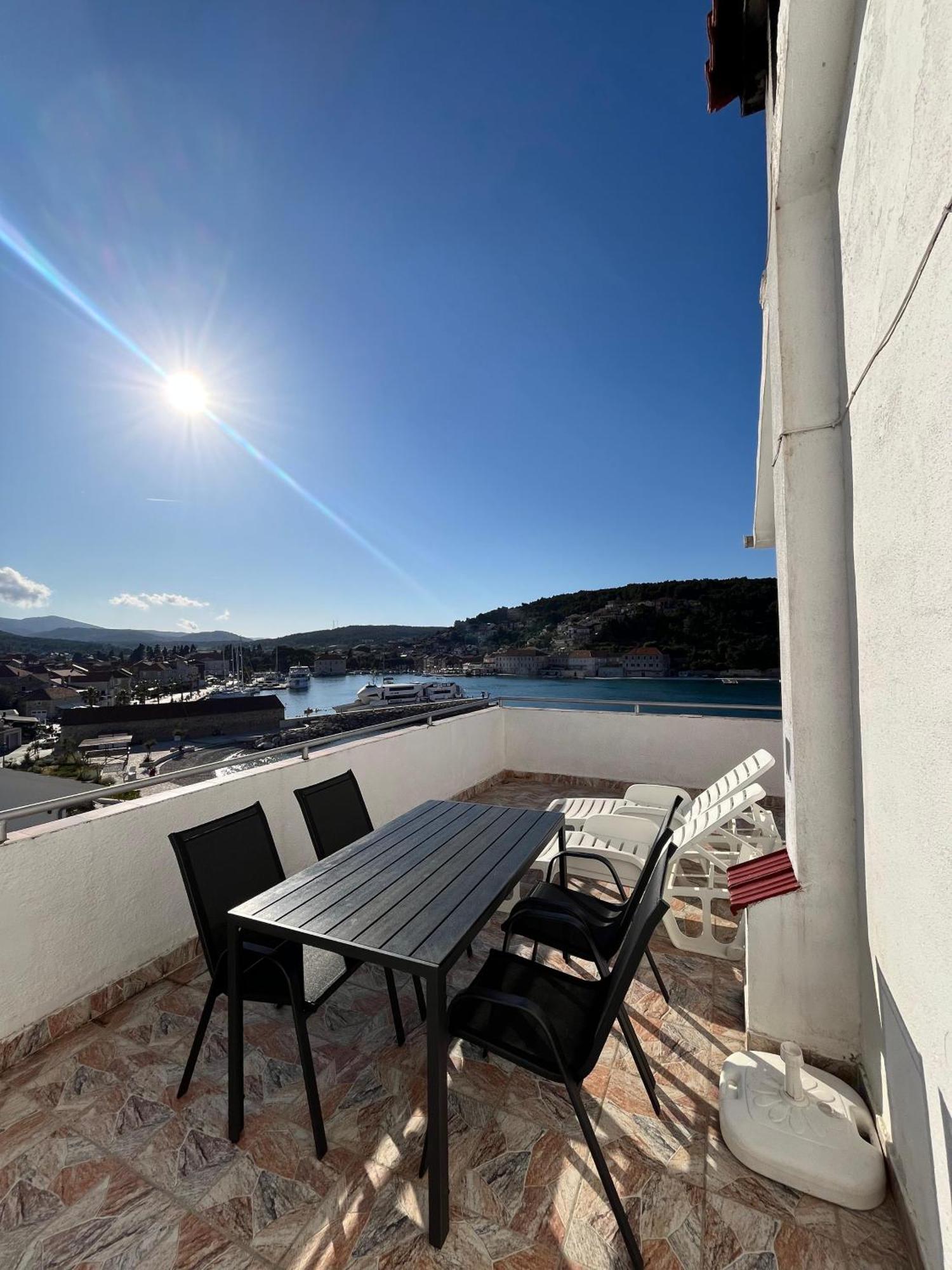 Apartments Peronja Jelsa Seafront Экстерьер фото