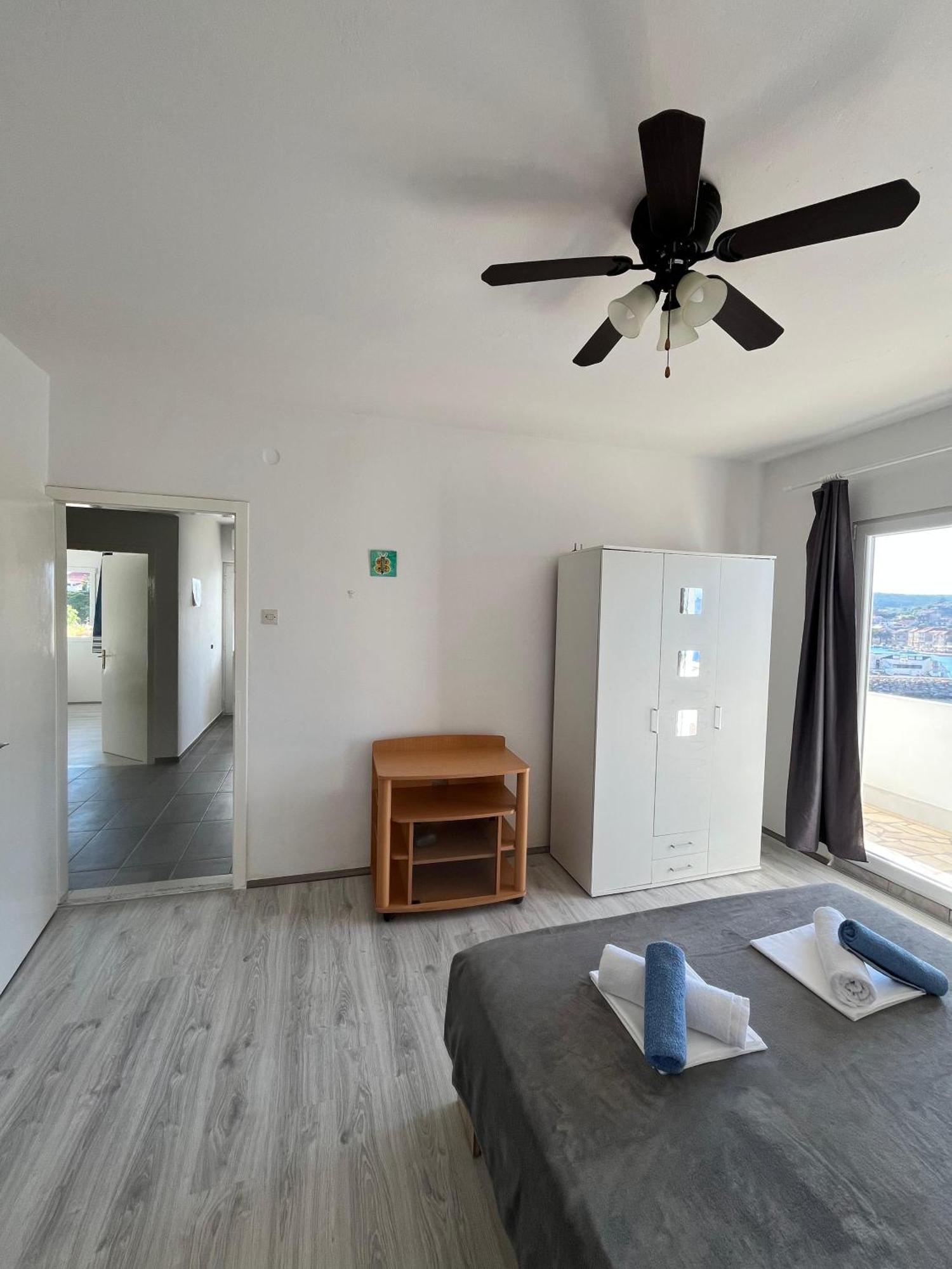 Apartments Peronja Jelsa Seafront Экстерьер фото