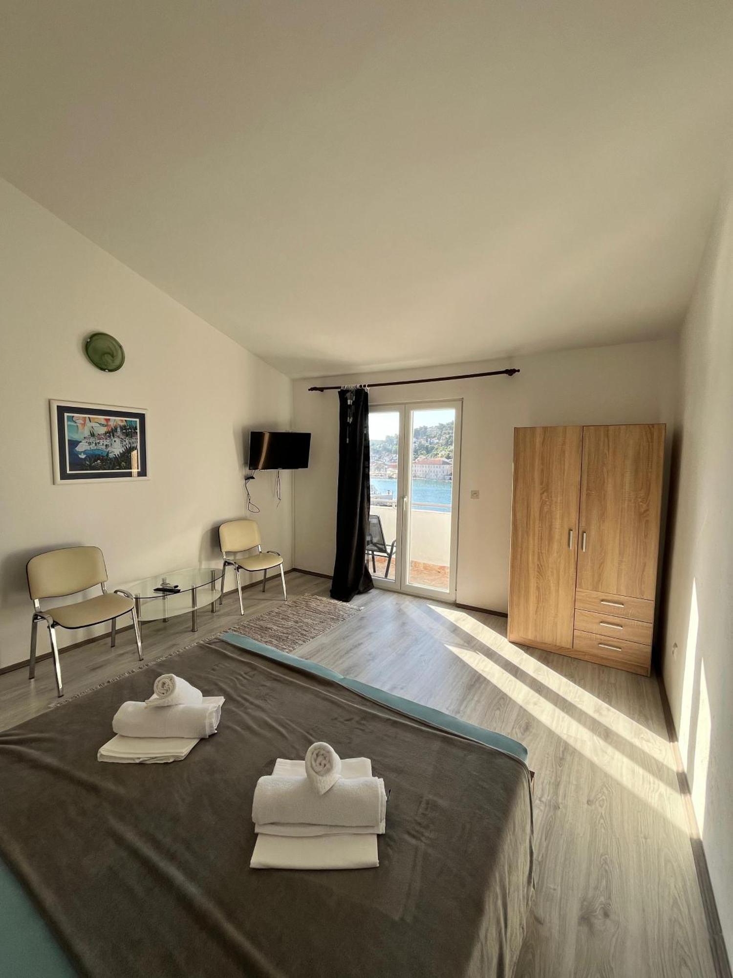 Apartments Peronja Jelsa Seafront Экстерьер фото